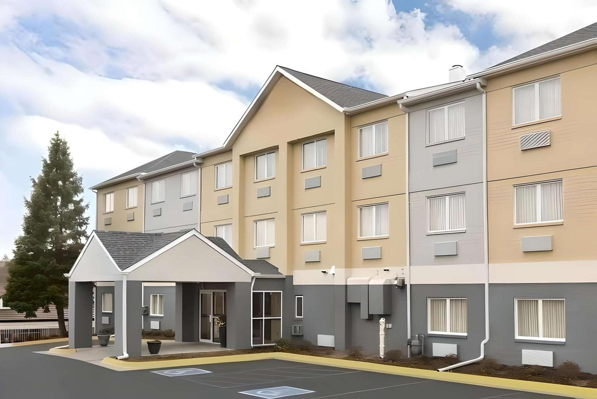 Dubuque Inn & Suites Exteriör bild